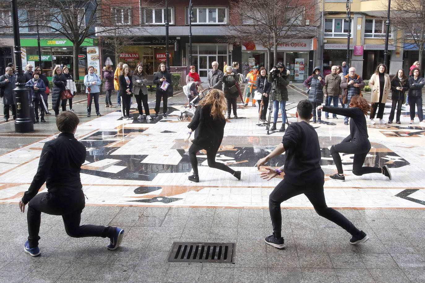 Alumnos de la Escuela Superior de Arte Dramático realizan a las puertas del Jovellanos una coreografía reivindicativa con motivo del 8M
