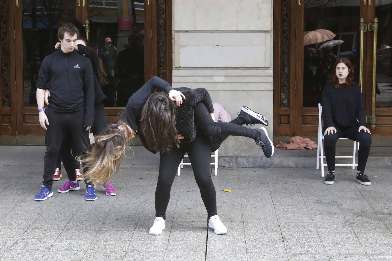 Alumnos de la Escuela Superior de Arte Dramático realizan a las puertas del Jovellanos una coreografía reivindicativa con motivo del 8M