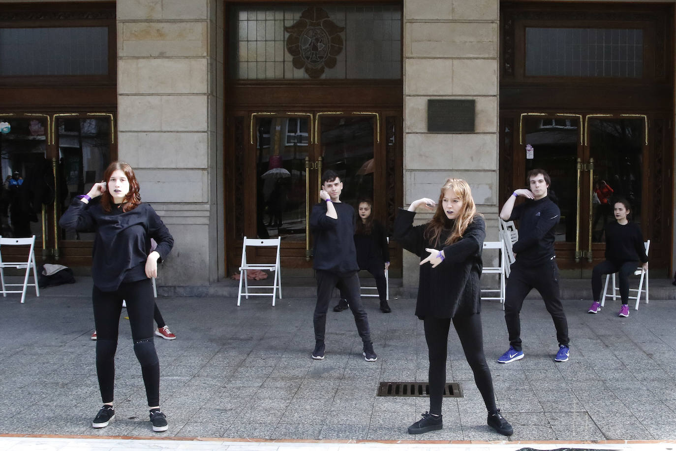 Alumnos de la Escuela Superior de Arte Dramático realizan a las puertas del Jovellanos una coreografía reivindicativa con motivo del 8M