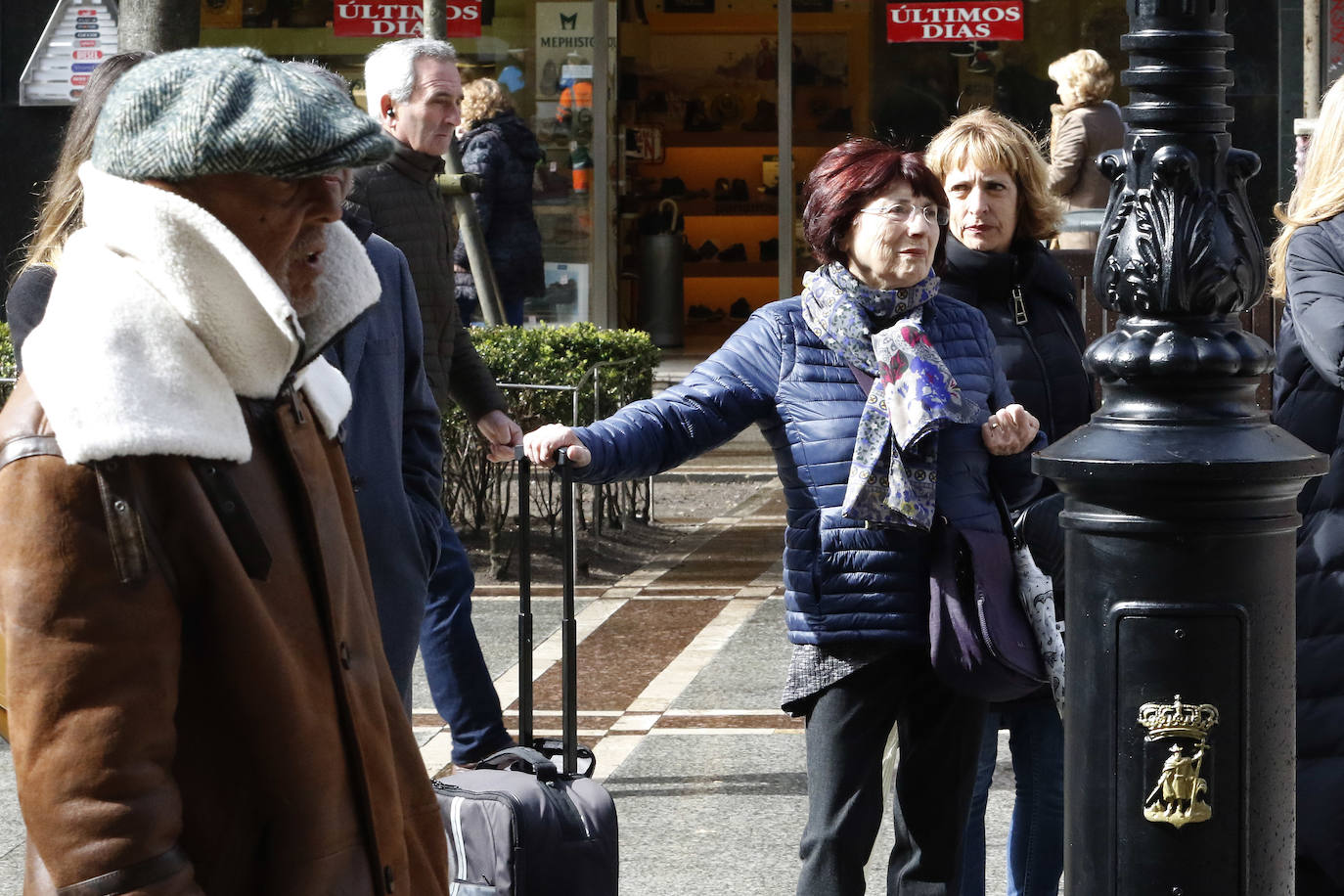 Alumnos de la Escuela Superior de Arte Dramático realizan a las puertas del Jovellanos una coreografía reivindicativa con motivo del 8M