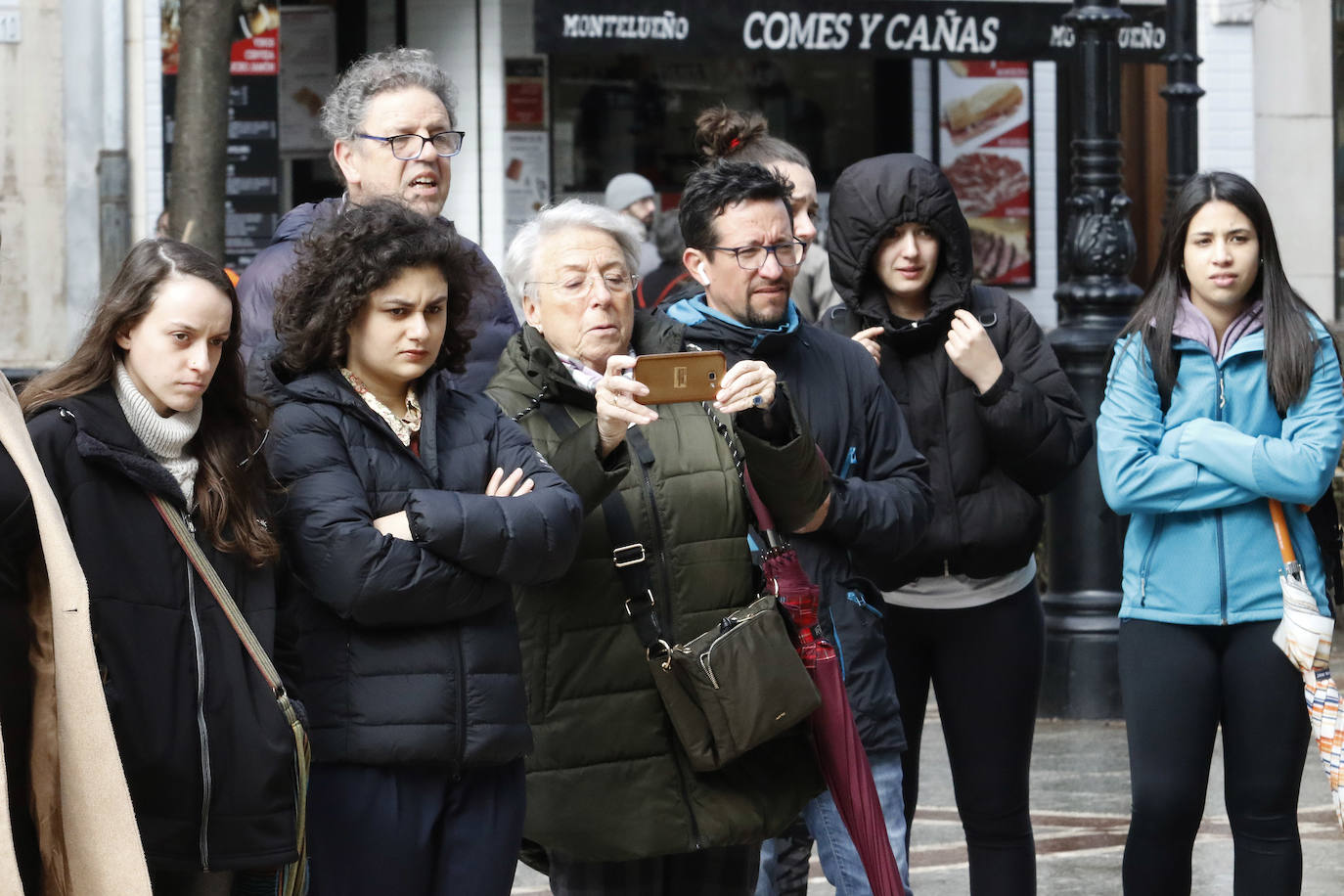 Alumnos de la Escuela Superior de Arte Dramático realizan a las puertas del Jovellanos una coreografía reivindicativa con motivo del 8M