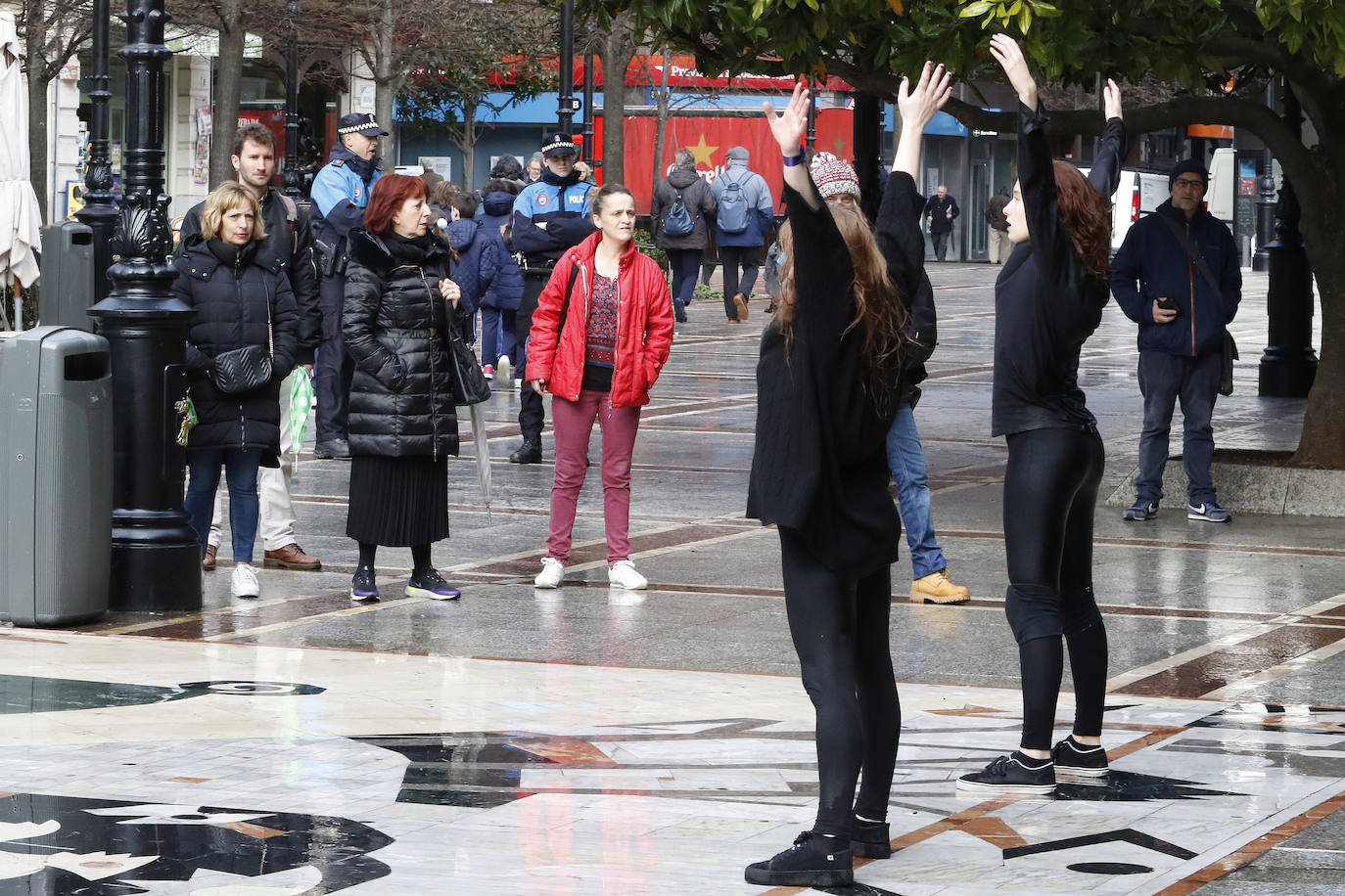 Alumnos de la Escuela Superior de Arte Dramático realizan a las puertas del Jovellanos una coreografía reivindicativa con motivo del 8M
