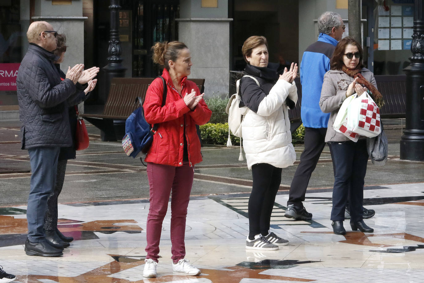 Alumnos de la Escuela Superior de Arte Dramático realizan a las puertas del Jovellanos una coreografía reivindicativa con motivo del 8M