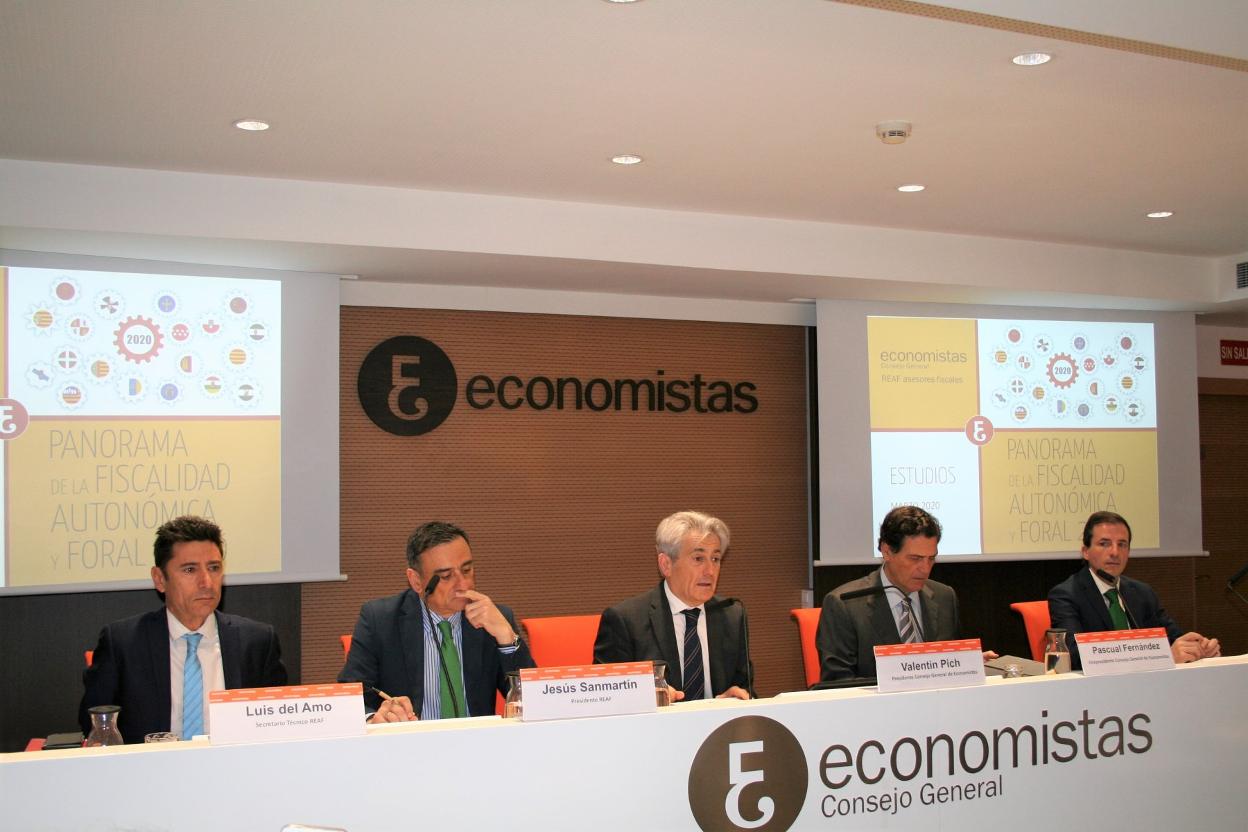 Jesús Sanmartín, presidente del REAF; Valentín Pich, presidente del Consejo General de Economistas de España y Pascual Fernández, vicepresidente del Consejo General de Economistas, ayer, en Madrid. 