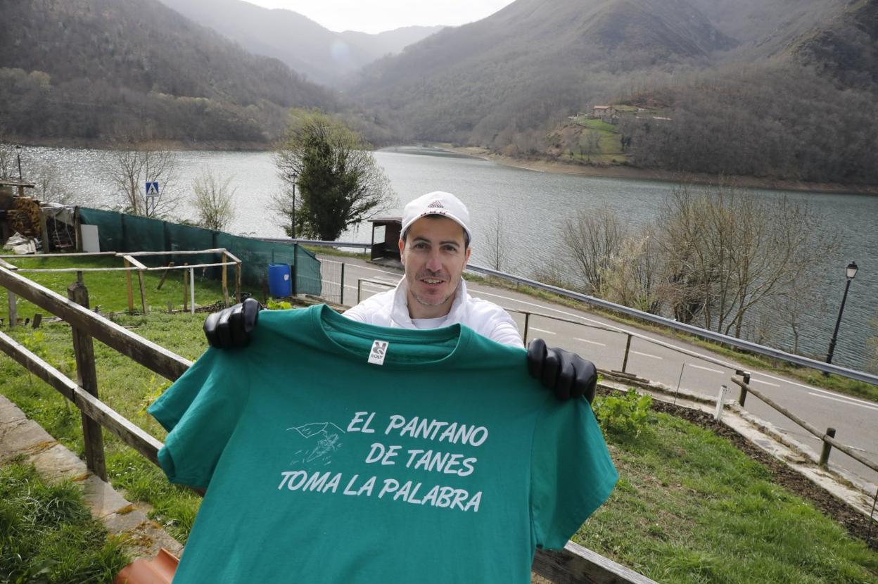 Juan Cueria, con una camiseta promocional de los vecinos de Tanes a favor del uso deportivo del embalse. 