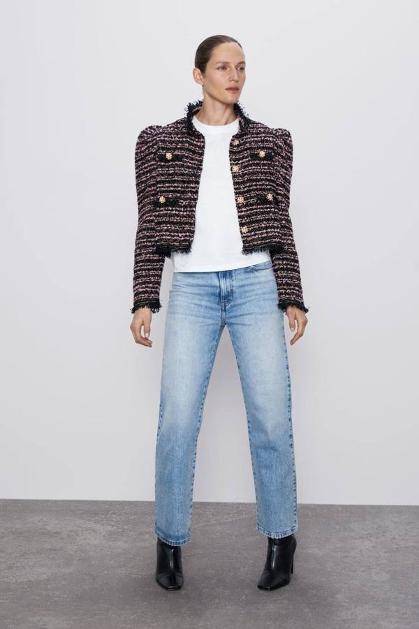 Chaqueta de punto con cuello subido y manga larga abullonada de Zara, 49,95 euros.