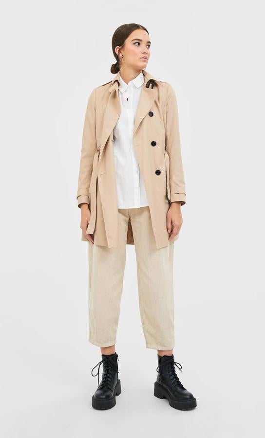 Trench básico de Stradivarius, 29,99 euros.