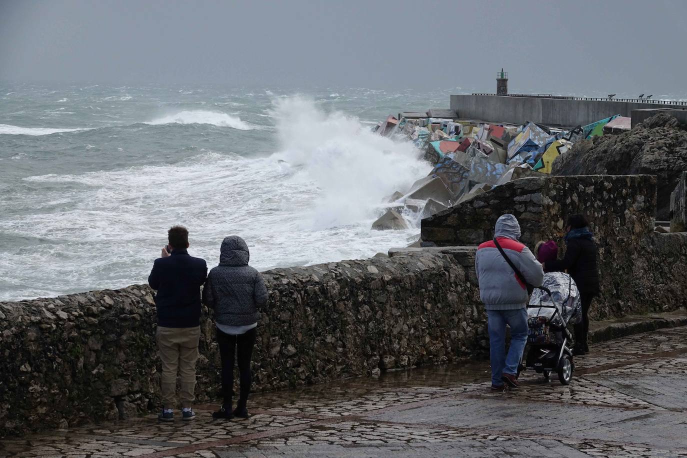 Cuando faltan días para la llegada de la primavera, Asturias vive jornadas de pleno invierno en las que la nieve, el granizo y fuertes vientos, que incluso han derribado árboles.