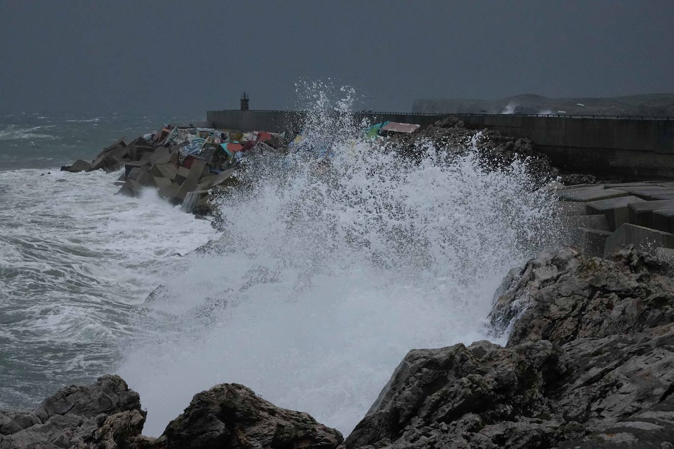 Cuando faltan días para la llegada de la primavera, Asturias vive jornadas de pleno invierno en las que la nieve, el granizo y fuertes vientos, que incluso han derribado árboles.