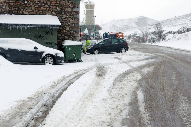 Cuando faltan días para la llegada de la primavera, Asturias vive jornadas de pleno invierno en las que la nieve, el granizo y fuertes vientos, que incluso han derribado árboles.