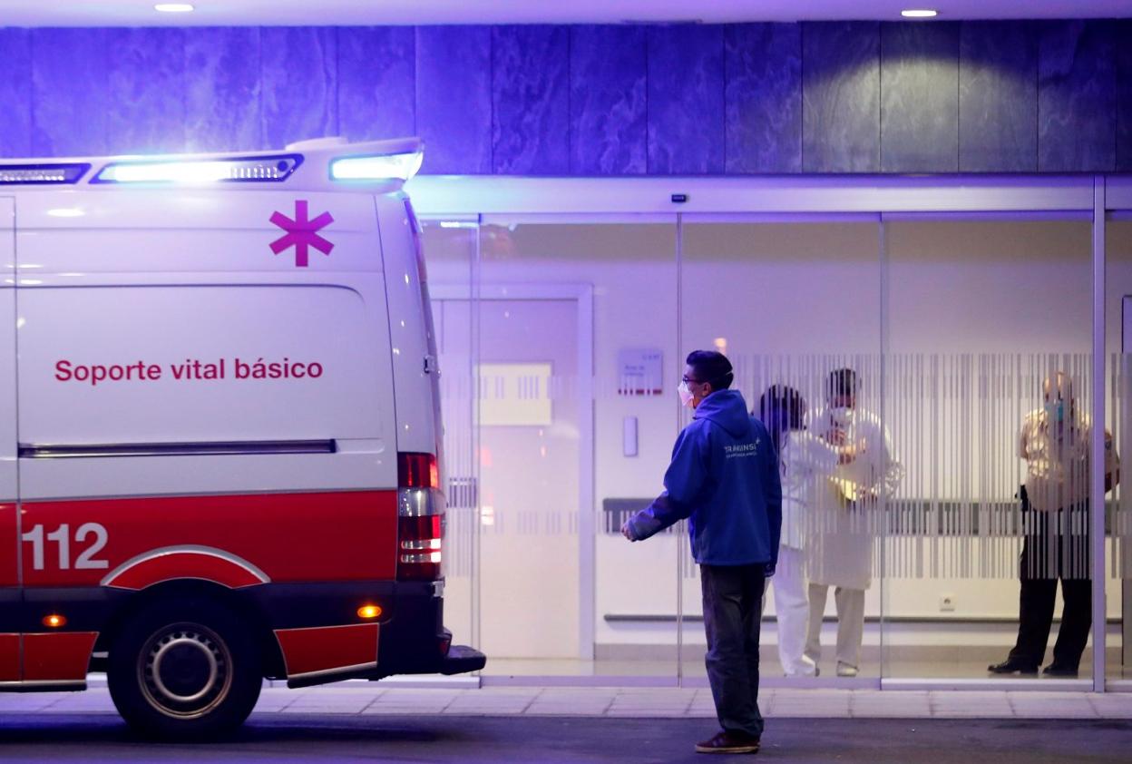 Personal del HUCA, durante uno de los traslados de infectados con coronavirus al hospital. 