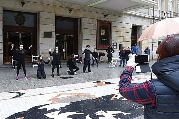 Los transeúntes que pasaban por delante del teatro Jovellanos se pararon a ver el espectáculo. Algunos parecían desconcertados, otros entendían el motivo de la coreografía. 