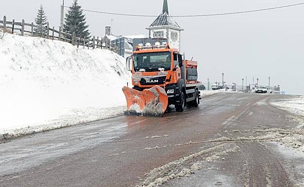 Imagen. Nieve en Pajares este viernes.