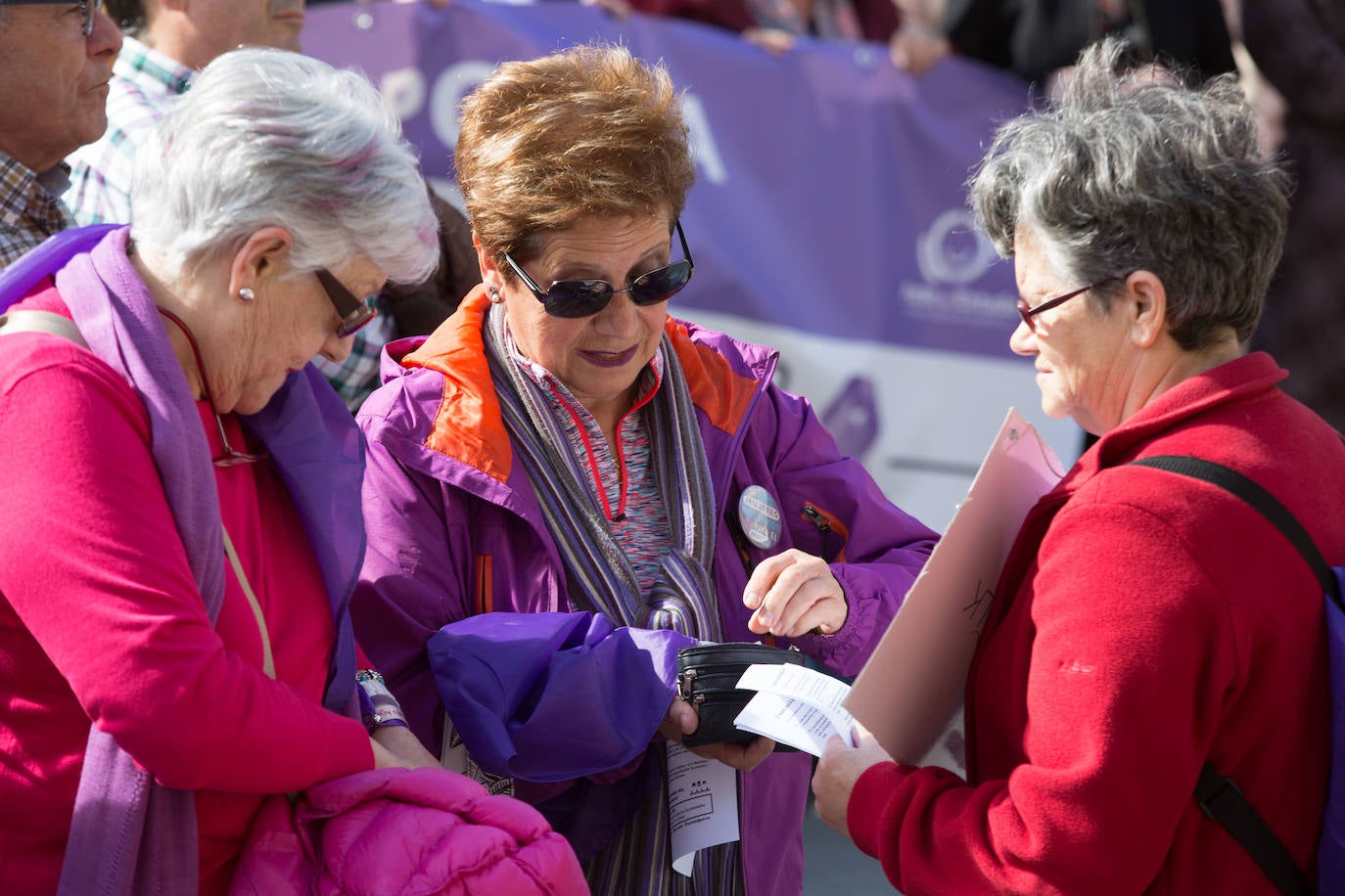 Cientos de personas han salido a las calles de Avilés este 8M para reivindicar la igualdad de derechos entre hombres y mujeres. Castrillón también ha celebrado una concentración feminista este domingo para conmemorar el Día Internacional de la Mujer. 