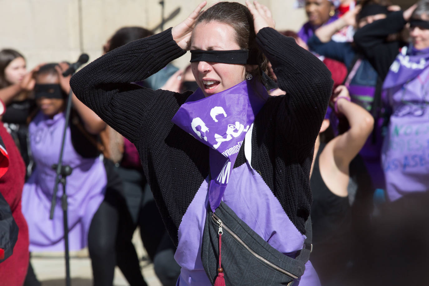 Cientos de personas han salido a las calles de Avilés este 8M para reivindicar la igualdad de derechos entre hombres y mujeres. Castrillón también ha celebrado una concentración feminista este domingo para conmemorar el Día Internacional de la Mujer. 