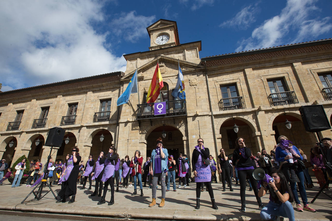 Cientos de personas han salido a las calles de Avilés este 8M para reivindicar la igualdad de derechos entre hombres y mujeres. Castrillón también ha celebrado una concentración feminista este domingo para conmemorar el Día Internacional de la Mujer. 