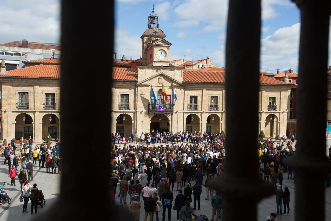 Cientos de personas han salido a las calles de Avilés este 8M para reivindicar la igualdad de derechos entre hombres y mujeres. Castrillón también ha celebrado una concentración feminista este domingo para conmemorar el Día Internacional de la Mujer. 