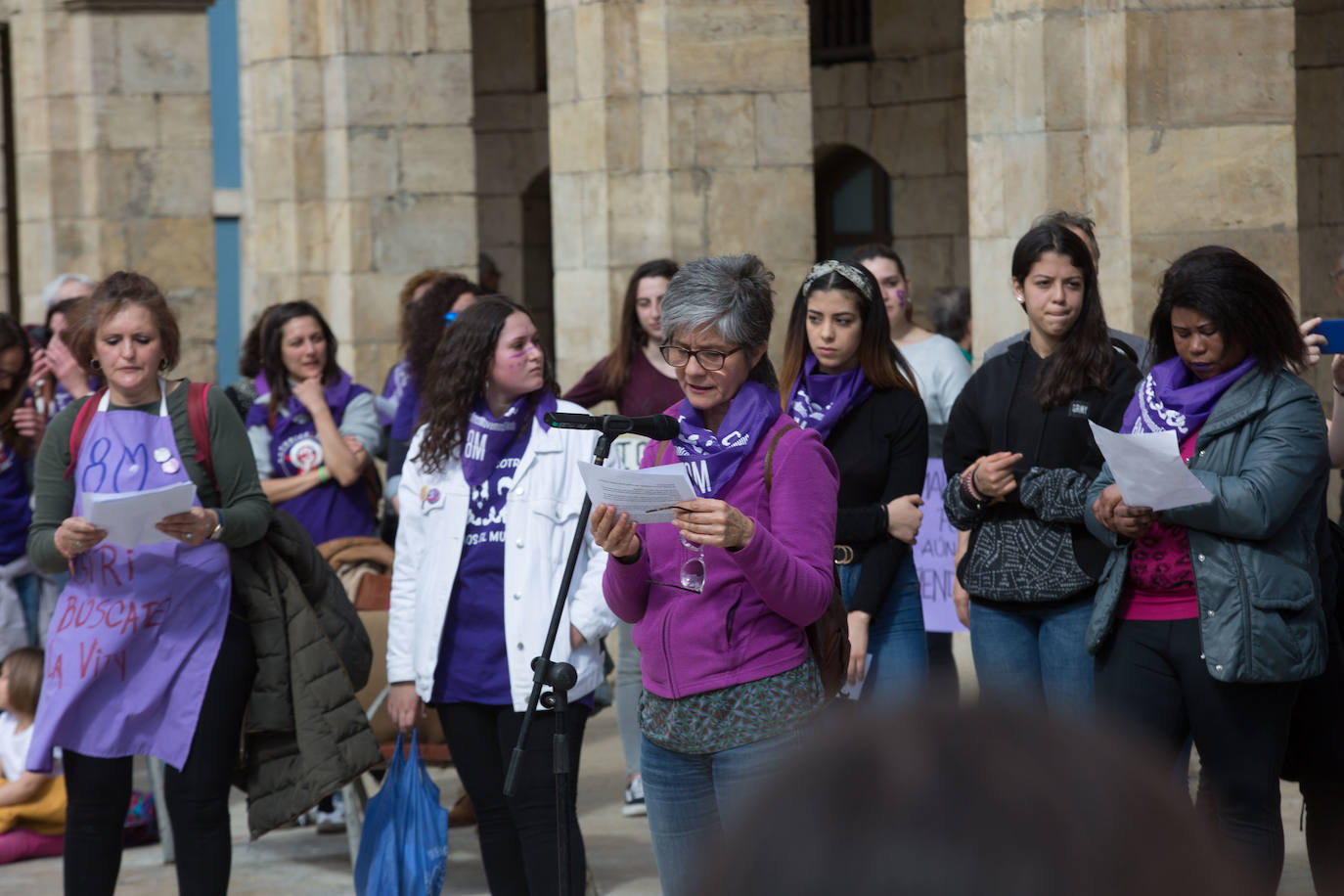 Cientos de personas han salido a las calles de Avilés este 8M para reivindicar la igualdad de derechos entre hombres y mujeres. Castrillón también ha celebrado una concentración feminista este domingo para conmemorar el Día Internacional de la Mujer. 