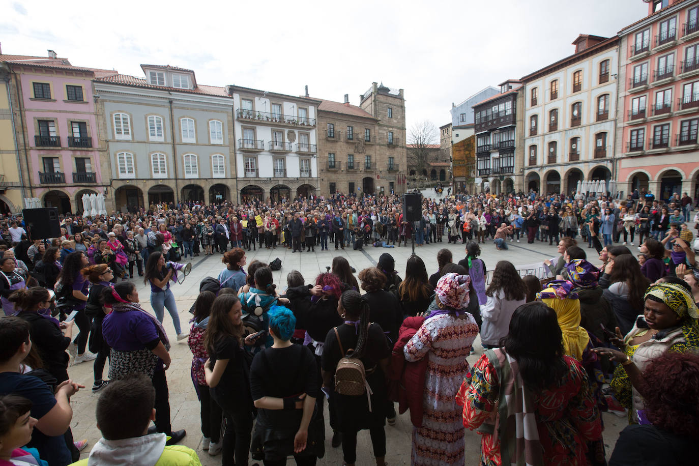 Cientos de personas han salido a las calles de Avilés este 8M para reivindicar la igualdad de derechos entre hombres y mujeres. Castrillón también ha celebrado una concentración feminista este domingo para conmemorar el Día Internacional de la Mujer. 