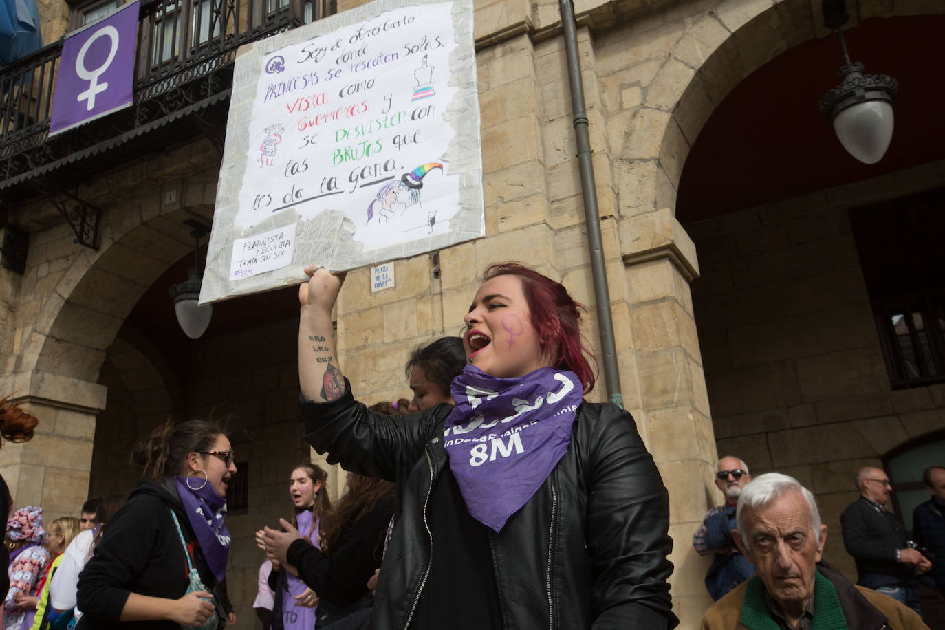Cientos de personas han salido a las calles de Avilés este 8M para reivindicar la igualdad de derechos entre hombres y mujeres. Castrillón también ha celebrado una concentración feminista este domingo para conmemorar el Día Internacional de la Mujer. 