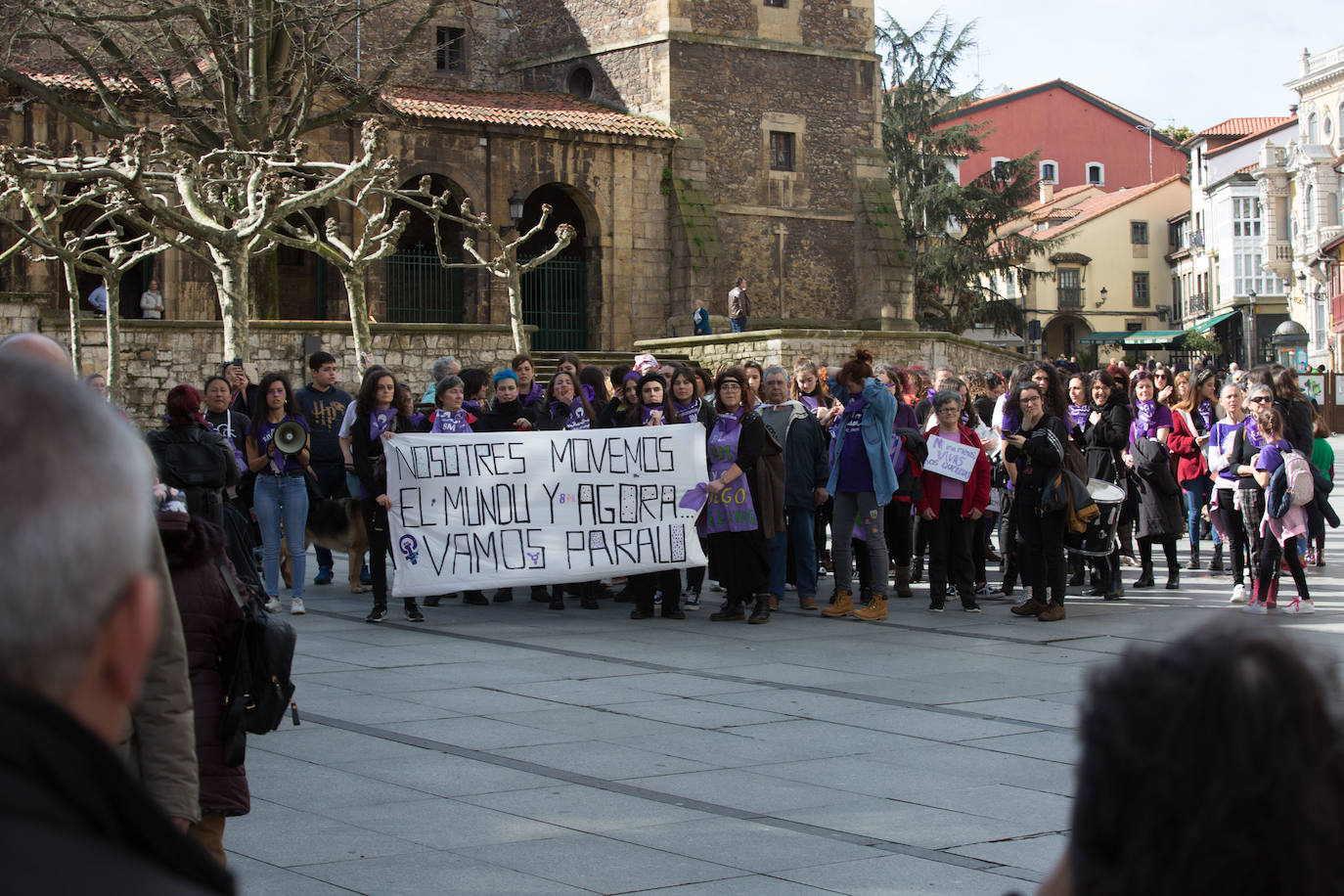 Cientos de personas han salido a las calles de Avilés este 8M para reivindicar la igualdad de derechos entre hombres y mujeres. Castrillón también ha celebrado una concentración feminista este domingo para conmemorar el Día Internacional de la Mujer. 