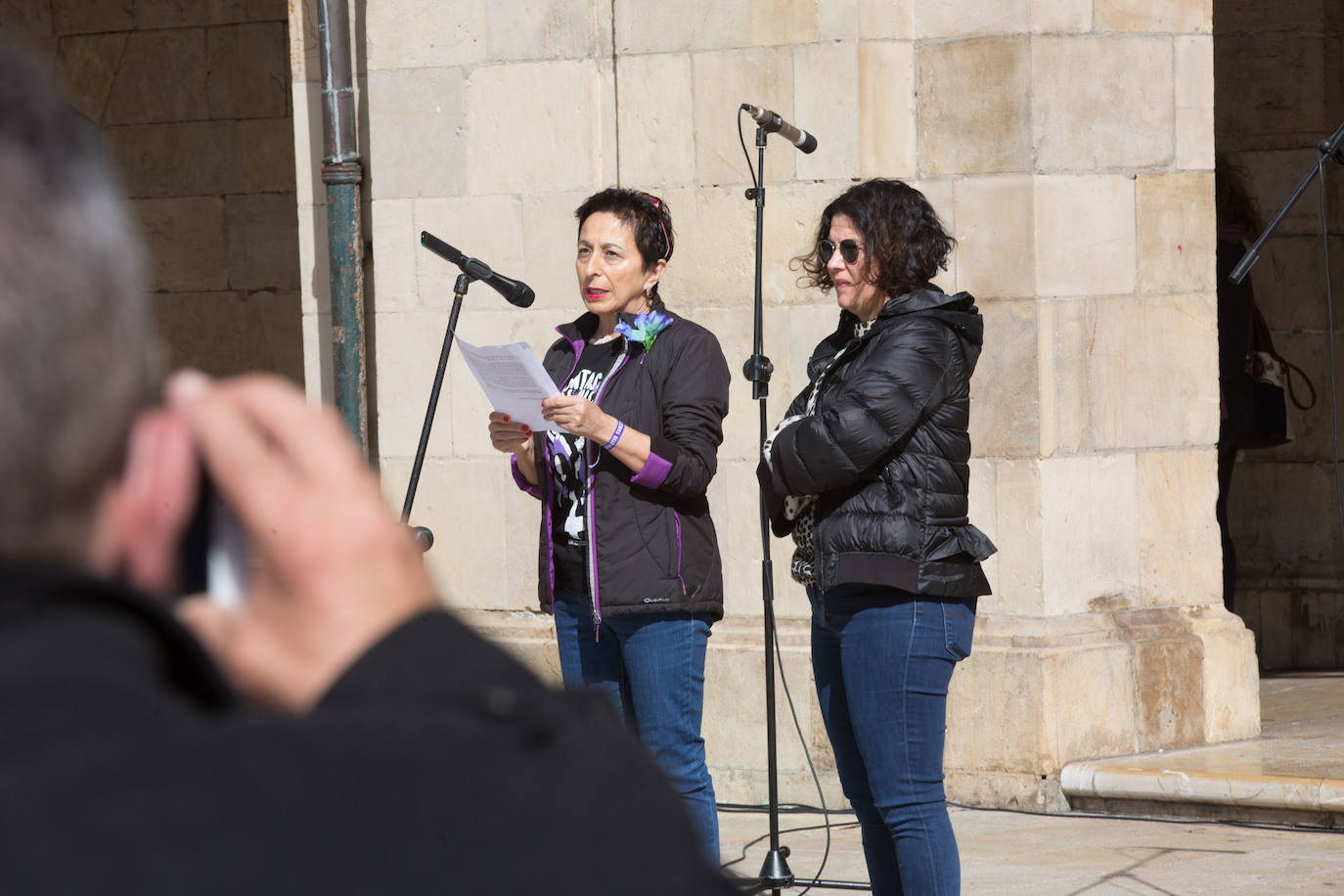 Cientos de personas han salido a las calles de Avilés este 8M para reivindicar la igualdad de derechos entre hombres y mujeres. Castrillón también ha celebrado una concentración feminista este domingo para conmemorar el Día Internacional de la Mujer. 
