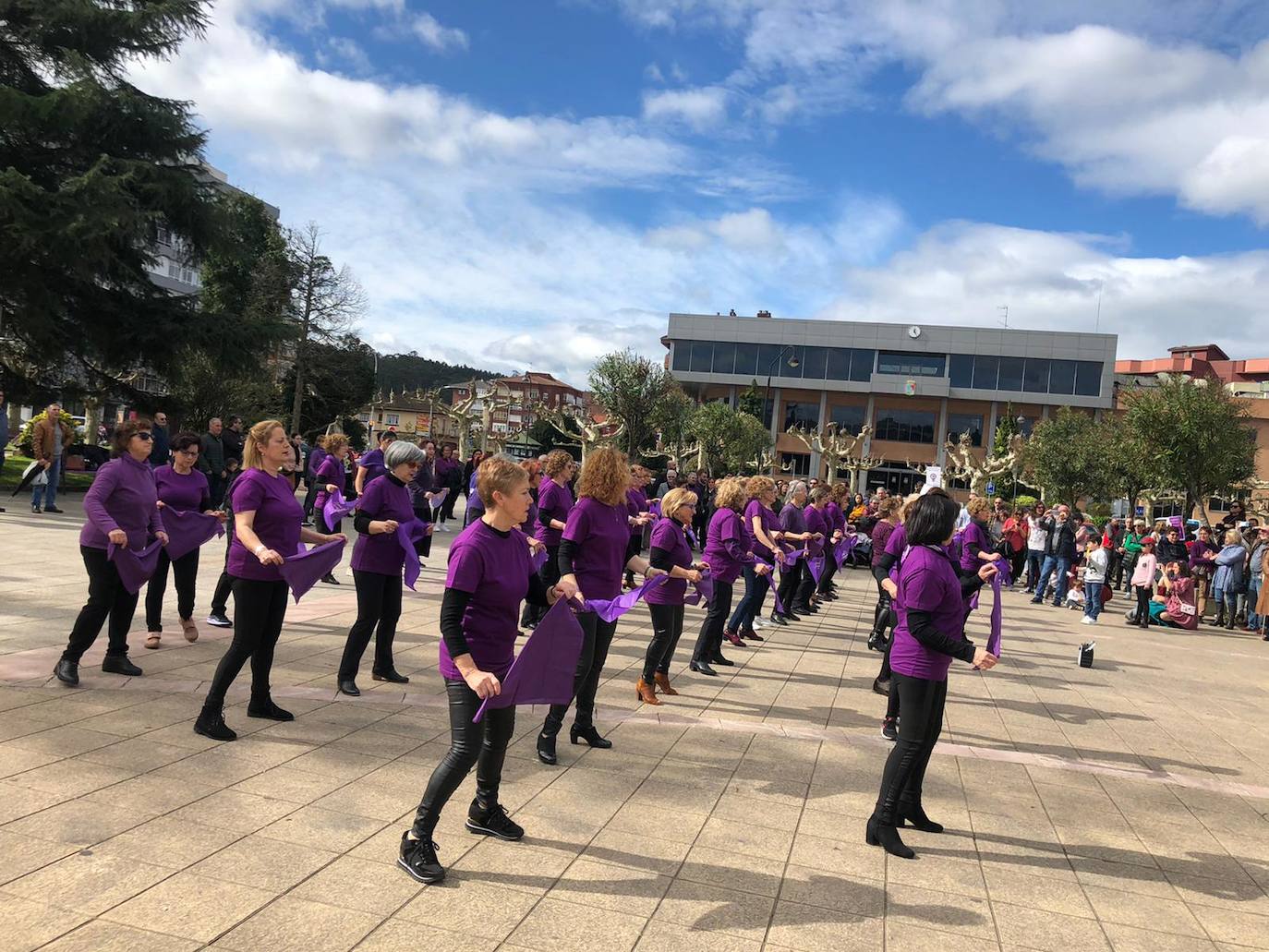 Cientos de personas han salido a las calles de Avilés este 8M para reivindicar la igualdad de derechos entre hombres y mujeres. Castrillón también ha celebrado una concentración feminista este domingo para conmemorar el Día Internacional de la Mujer. 