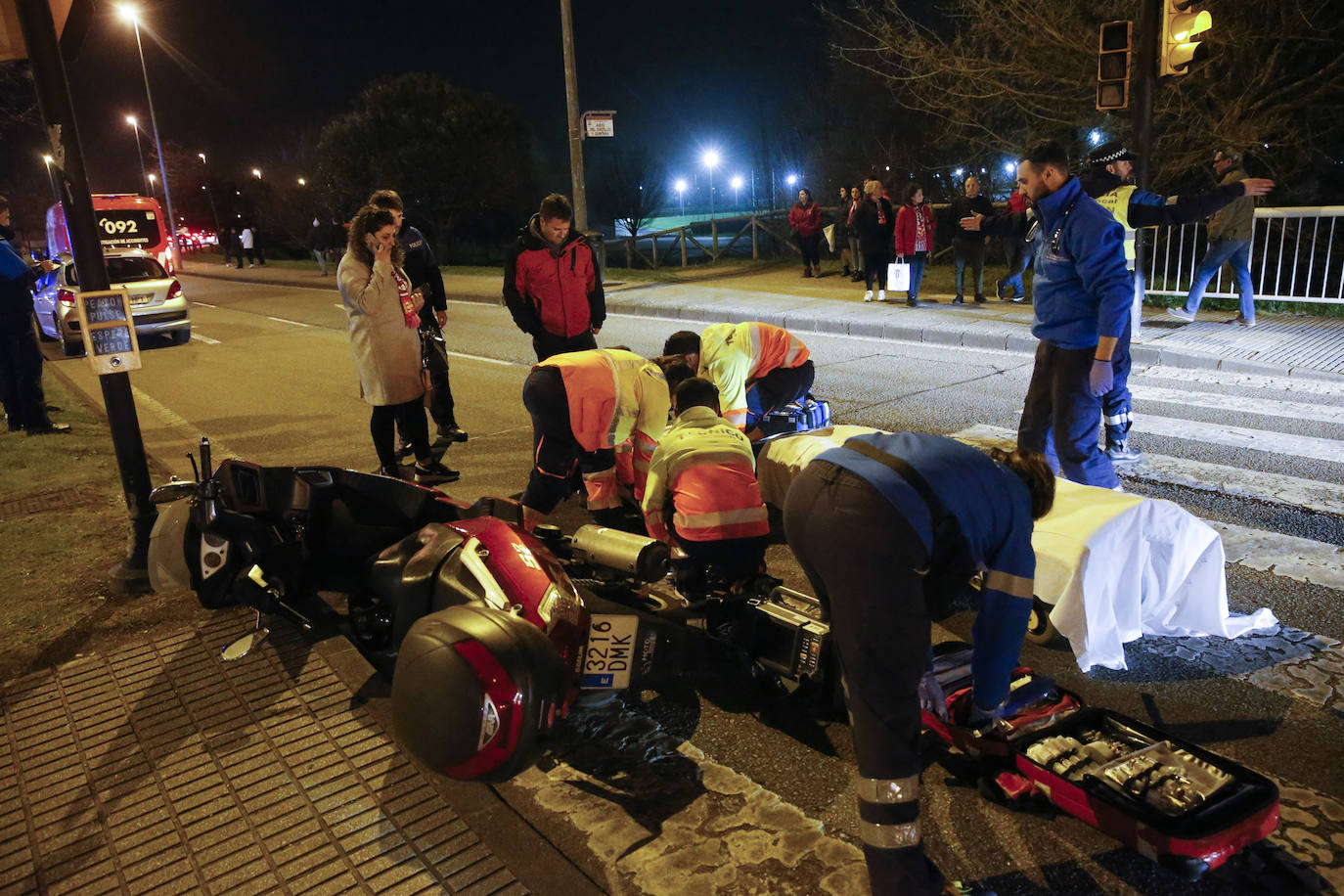 Un motorista arrolló al hombre mientras cruzaba un paso de peatones