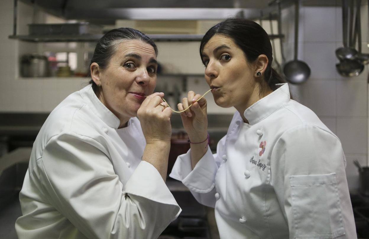 Yvonne Corral y su hija, Sara López, son las que cortan el bacalao en Casa Telva. 