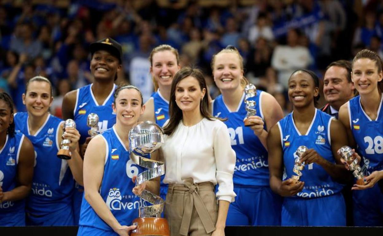 La reina Letizia entrega a la jugadora Silvia Rodríguez, del Perfumerías Avenida, el trofeo de campeonas de la Copa de la Reina