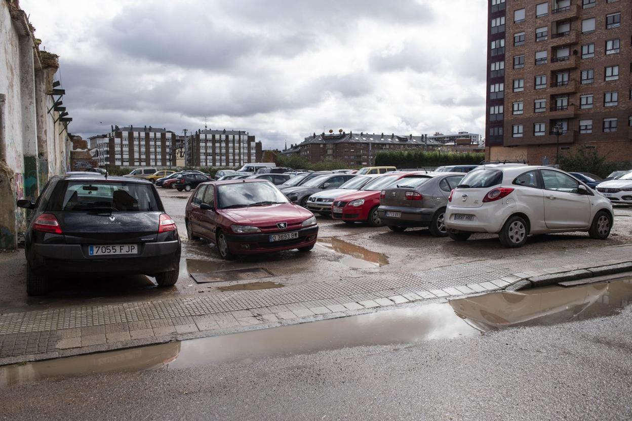 El solar de la nave de Elosúa, en Ciudad Naranco, repleta de coches. 