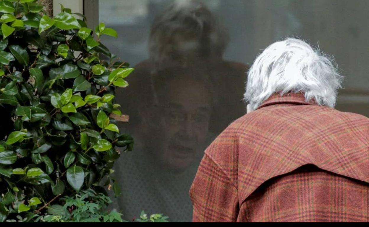 Gene y Dorothy Campbell se comunican a través de un cristal