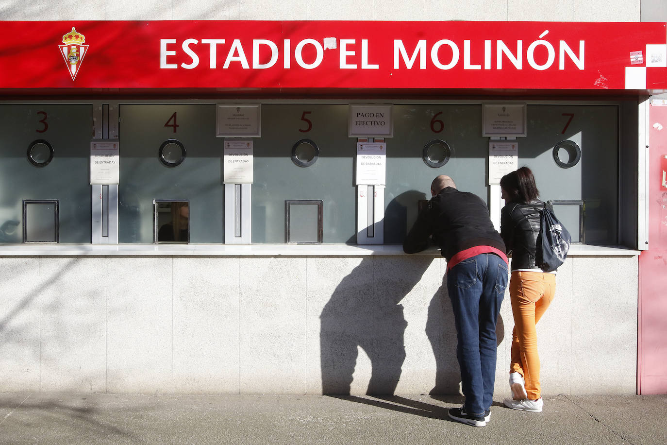 Todos los partidos de las dos próximas jornadas de Liga, tanto de Primera como de Segunda División, se disputarán a puerta cerrada para prevenir la propagación del coronavirus. El Sporting había vendido ya 250 localidades para el encuentro que se disputará el sábado en Riazor, por lo que este martes ha procedido a la devolución del importe. 