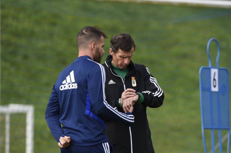 Los jugadores del Real Oviedo han entrenado este martes para preparar el próximo encuentro contra la Ponferradina en el Carlos Tartiere. 