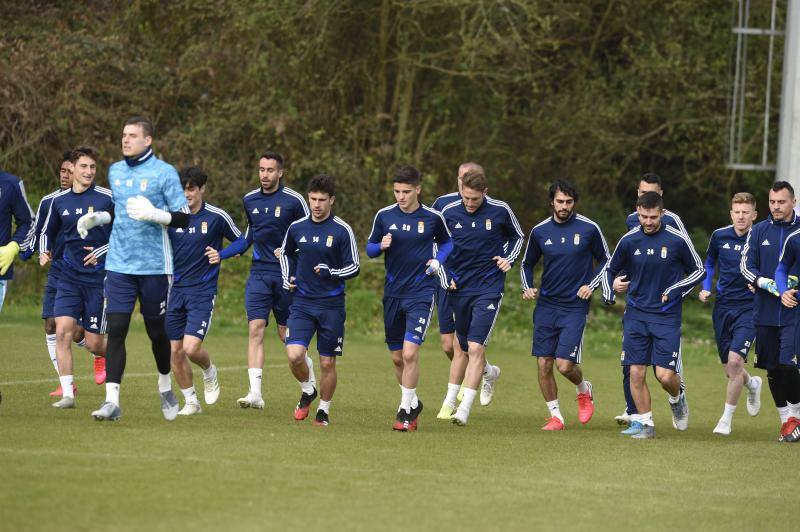 Los jugadores del Real Oviedo han entrenado este martes para preparar el próximo encuentro contra la Ponferradina en el Carlos Tartiere. 