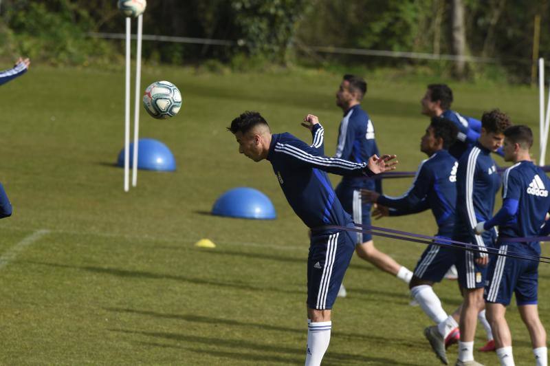 Los jugadores del Real Oviedo han entrenado este martes para preparar el próximo encuentro contra la Ponferradina en el Carlos Tartiere. 