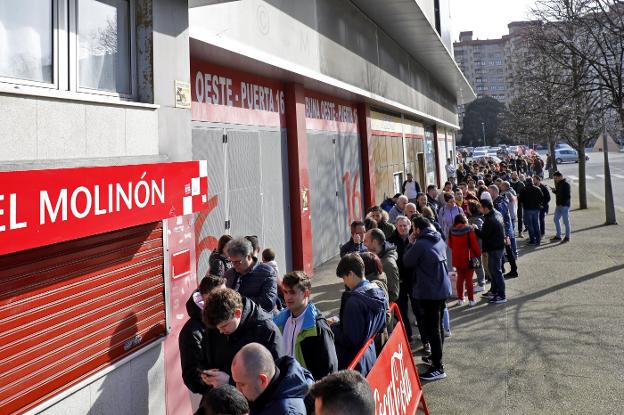 Numerosos socios hicieron cola ayer en El Molinón para hacerse con una entrada para presenciar el partido en Riazor.