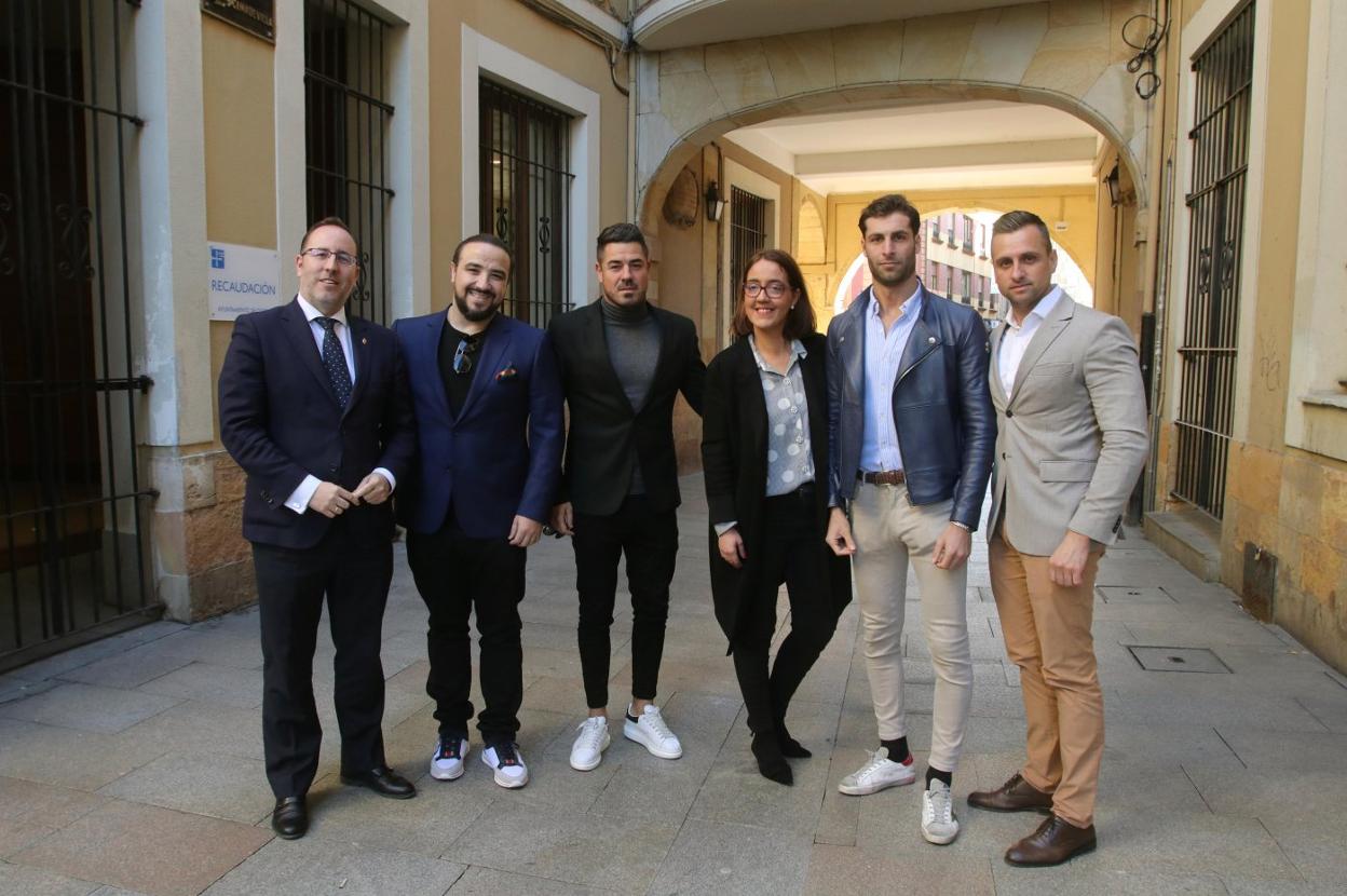 Mario Arias y Covadonga Díaz con promotores del concierto. 