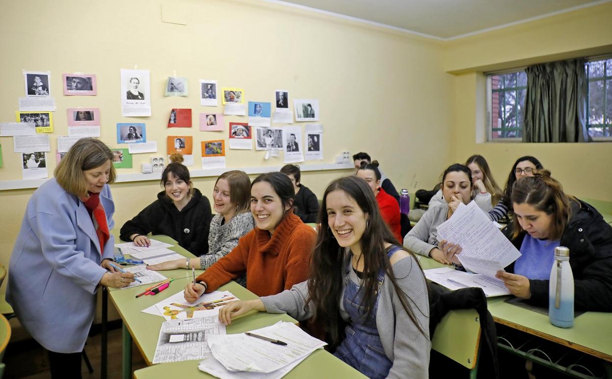 Las chicas y los chicos, solo tres, estudian cómo prevenir la violencia de género o promocionar la igualdad y el empleo femenino. 