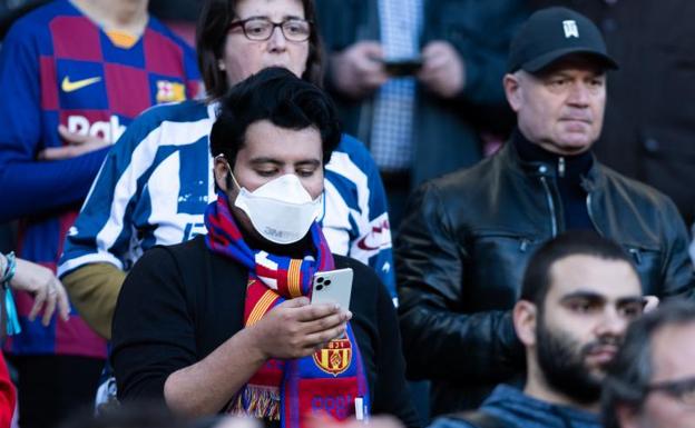 Un seguidor del Barcelona con mascarilla en el Camp Nou el pasado sábado 