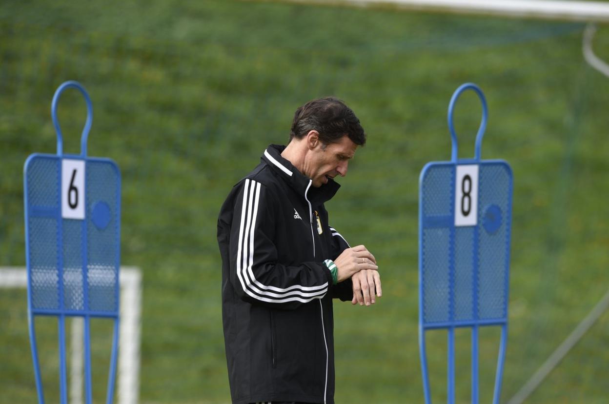 Ziganda mira el reloj, al comienzo de la sesión.