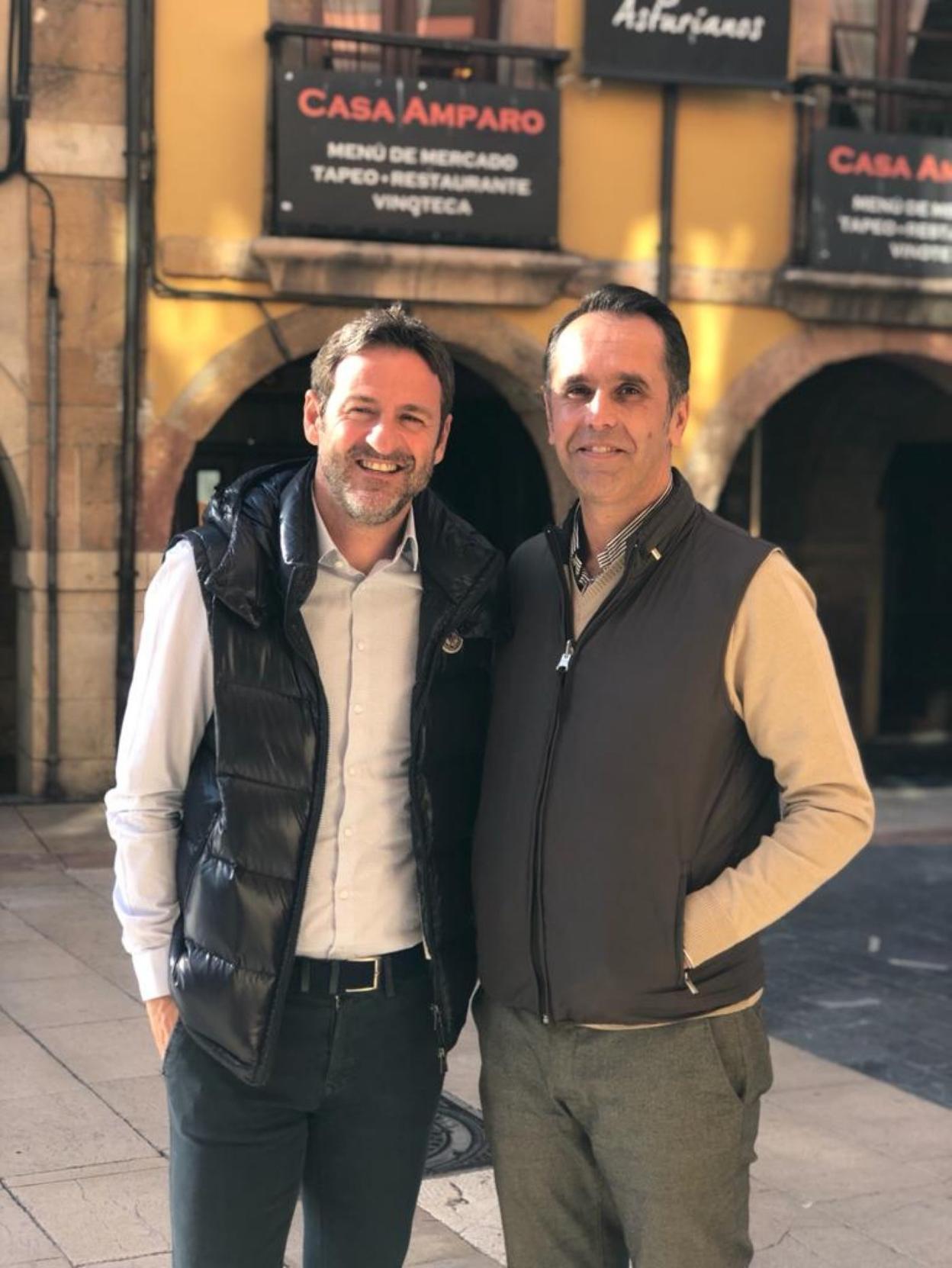 El exdelantero azul Christiansen, ayer, en Oviedo, con un amigo. 