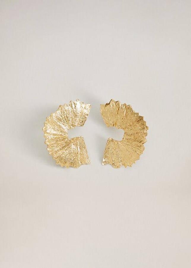 Pendientes con relieve de Mango, 9,99 euros.