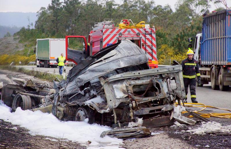 Un camionero de Tapia, que conducía un vehículo de transporte de gasoil, falleció en un accidente de tráfico ocurrido en la A-8 a la altura de Barreiros, en Lugo. A causa del choque, se produjo una explosión y un incendio.