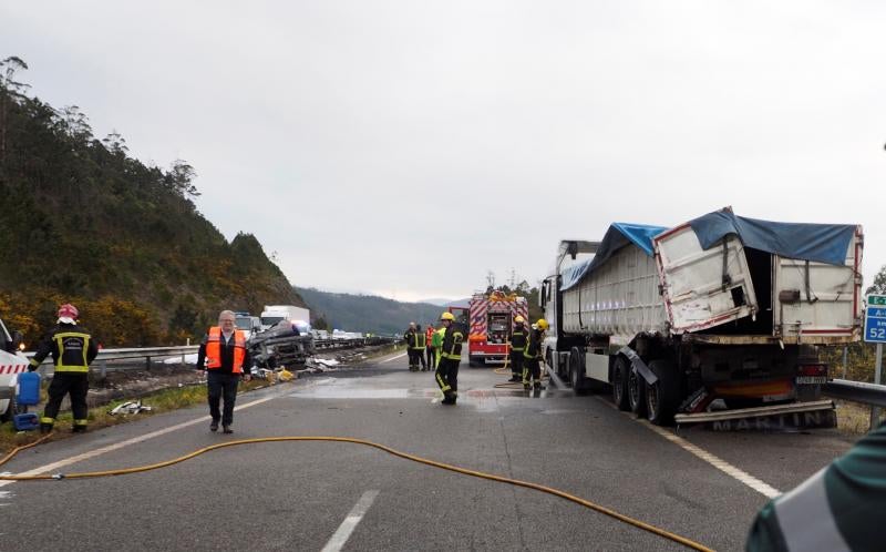 Un camionero de Tapia, que conducía un vehículo de transporte de gasoil, falleció en un accidente de tráfico ocurrido en la A-8 a la altura de Barreiros, en Lugo. A causa del choque, se produjo una explosión y un incendio.