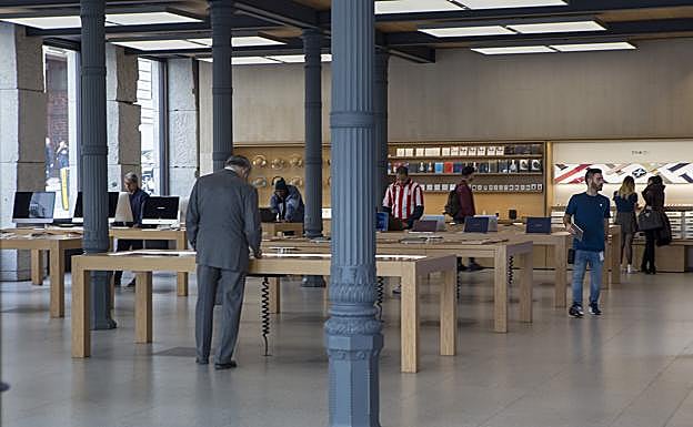 Imagen principal - El eje comercial de Madrid pierde el 80% de sus ventas por el coronavirus