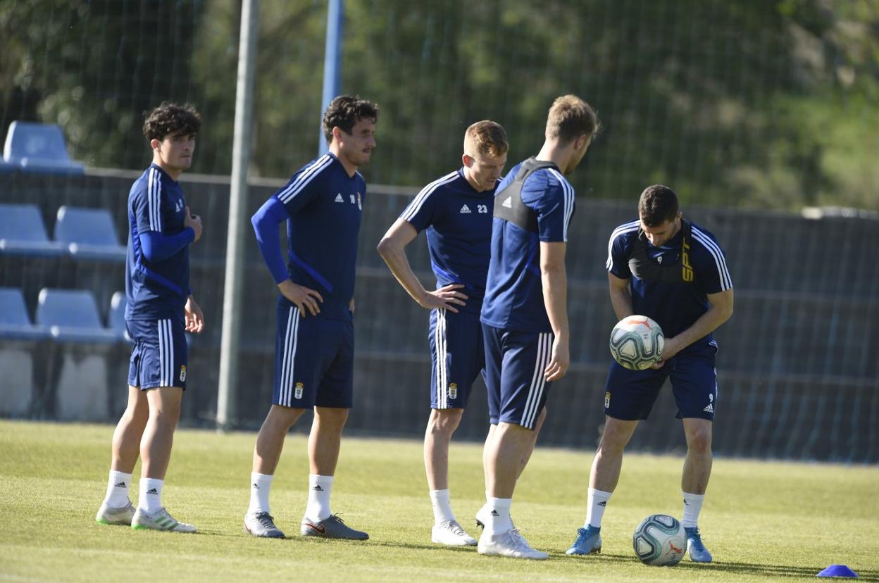Jorge Mier, Christian Fernández, Mossa, Carlos Hernández y Rodri, que coloca el balón .