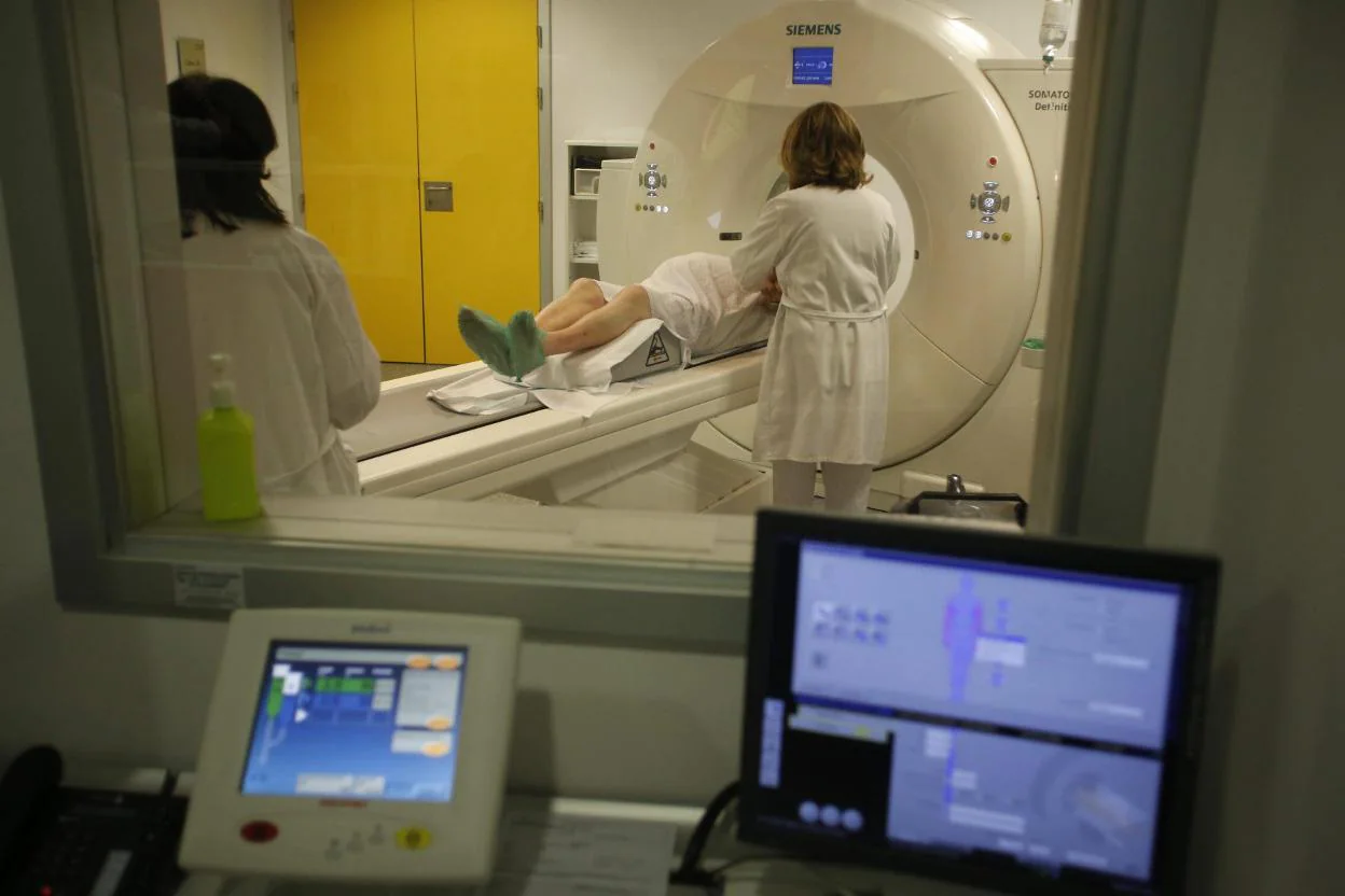 Personal de Radiología realiza una prueba de escáner en un hospital asturiano. 