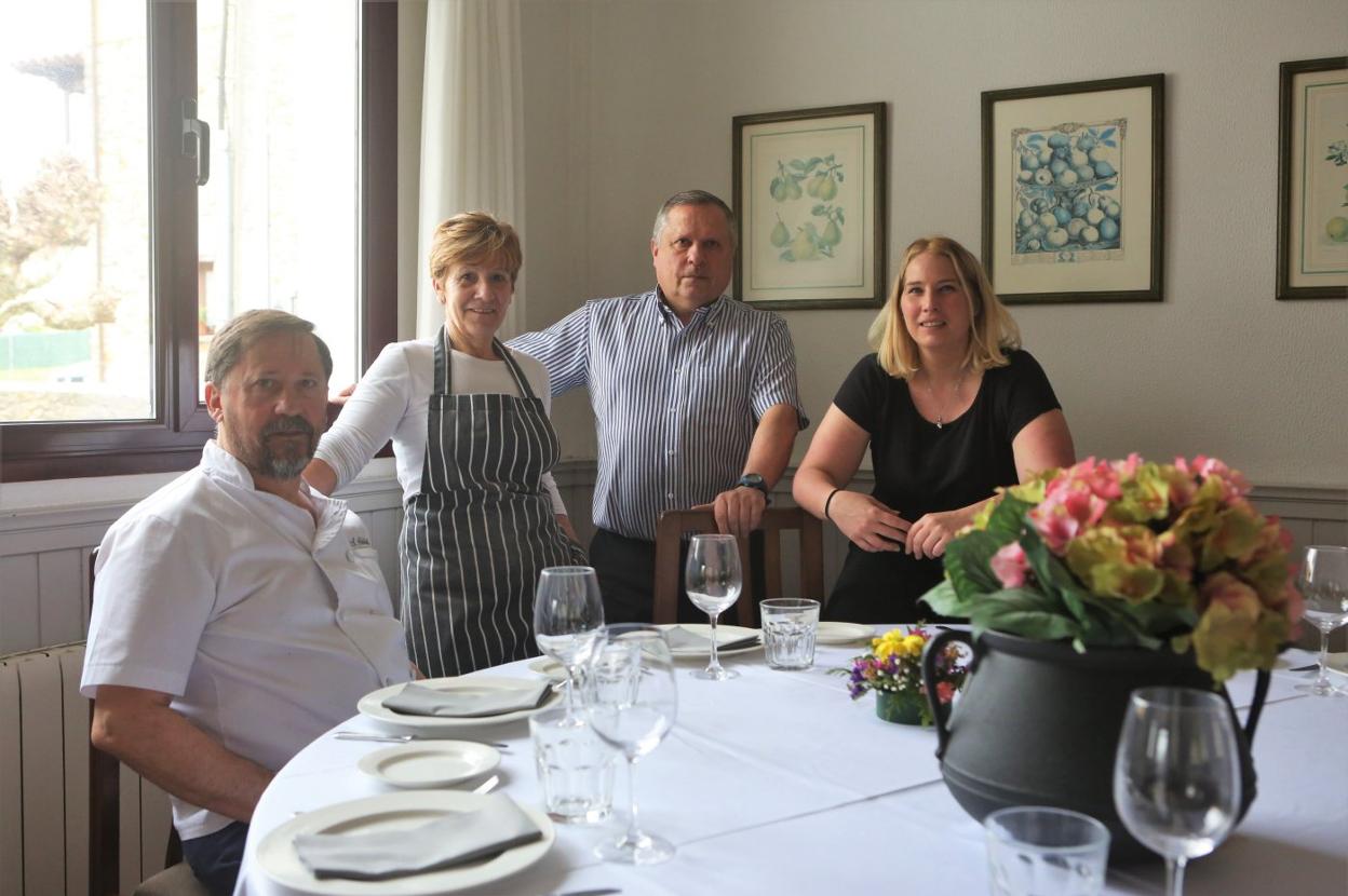 Abelardo Artidiello, Dolores Rosete, Carlos Artidiello y Demelza Robledo, en el restaurante de Caravia. 