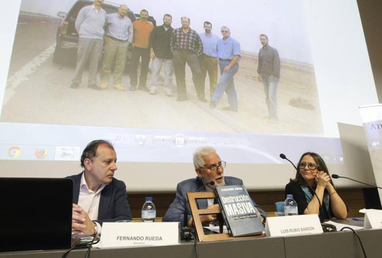 Fernando Rueda, Luis Rubio y María de Álvaro, durante la presentación con la última imagen de los agentes asesinados en 2003 en lrak de fondo. El de la izquierda es el asturiano Alberto Martínez.